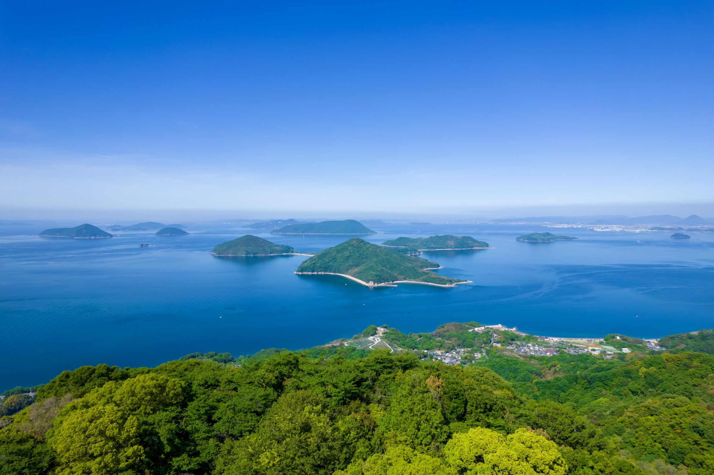 瀬戸内海の多島美と沿岸の緑を空から見た風景